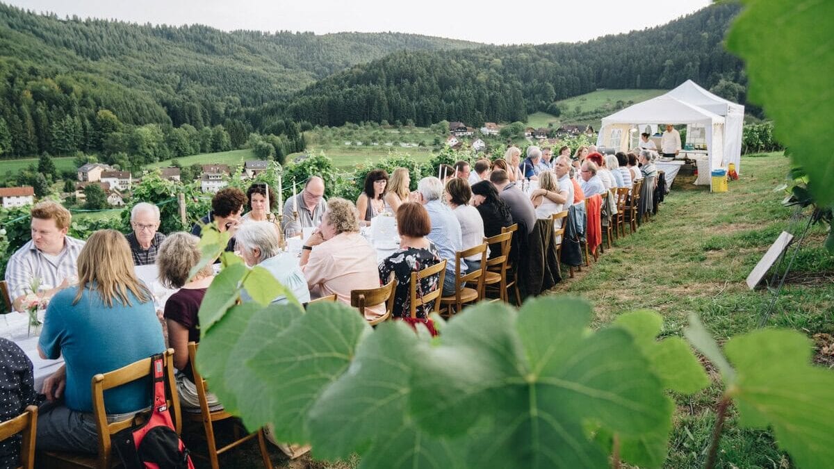 Lange tafel met eten in het Zwarte Woud