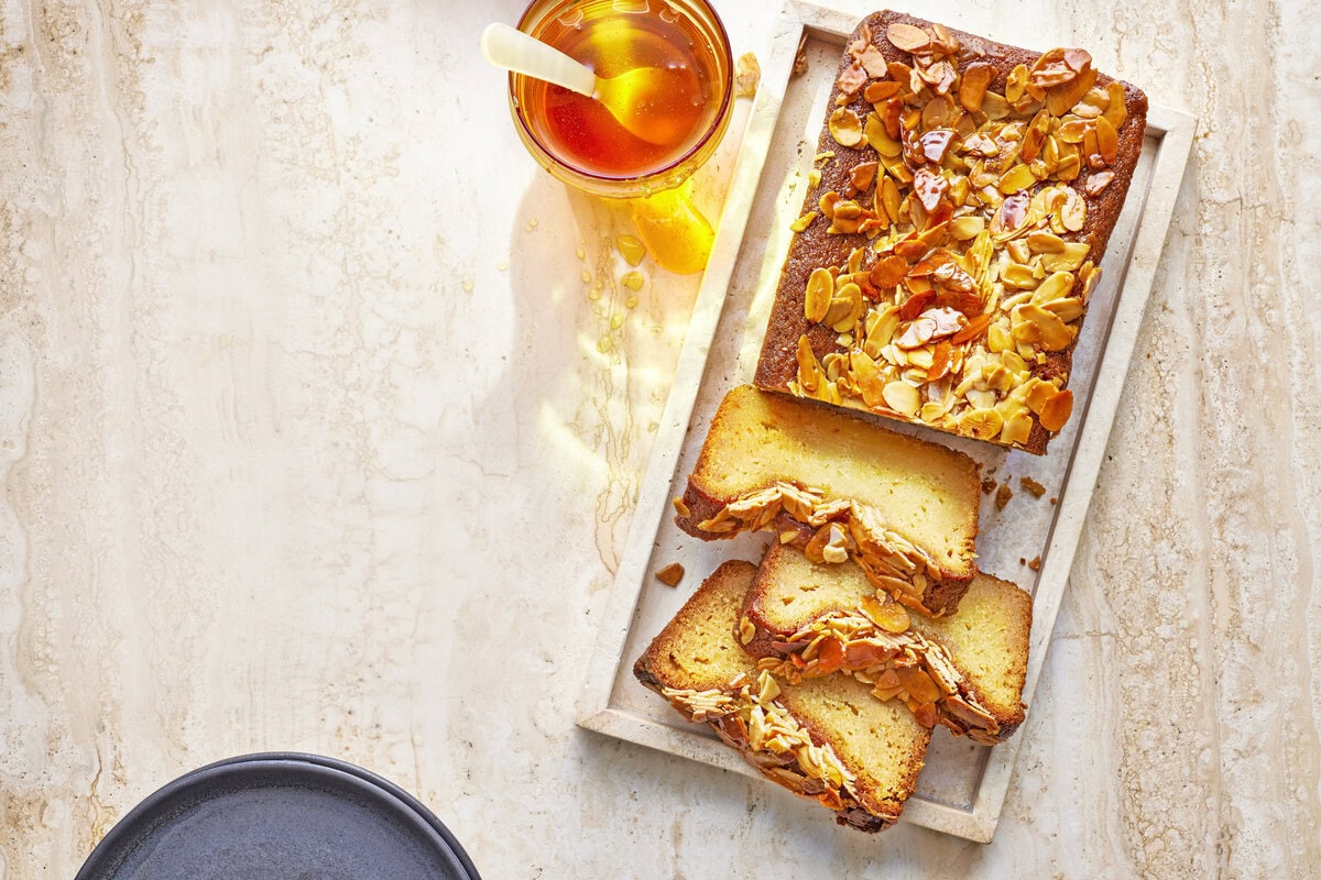 Honing-amandelcake met bovenop een krokante topping van amandelschaafsel