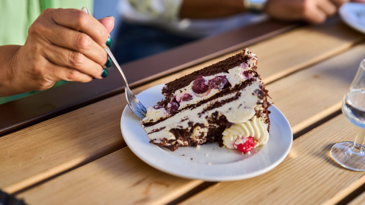 Een stuk Schwarzwälder Kirschtorte op een bordje