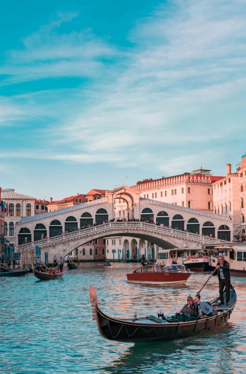 Brug over het water in Venetië