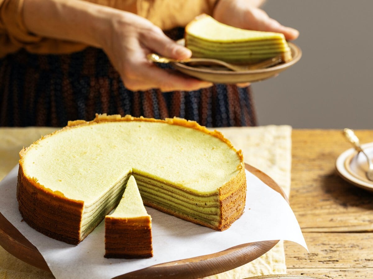Spekkoek met een aantal stukjes eruit gesneden