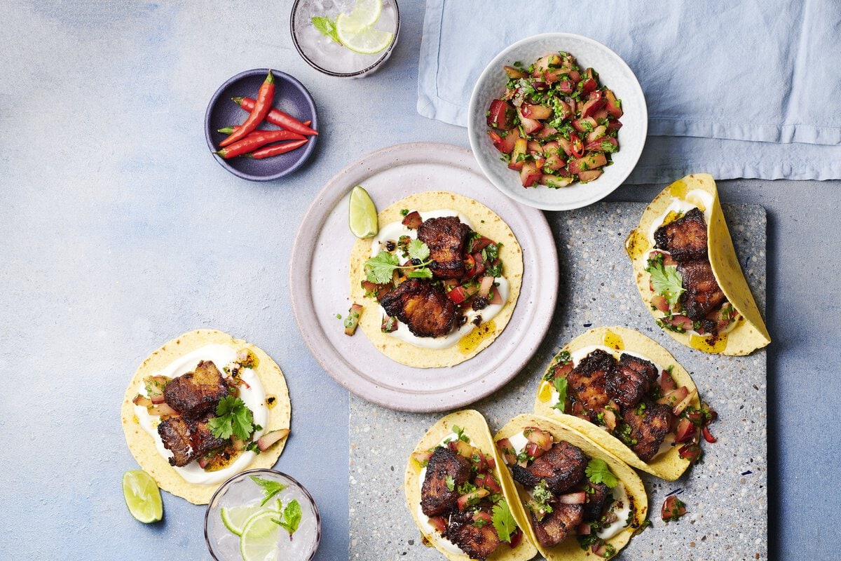 Sticky buikspek op maistaco’s met pruimen- en chilisalsa