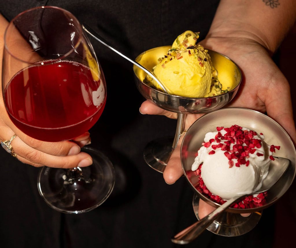 IJscoupes en een glas wijn in Amsterdam