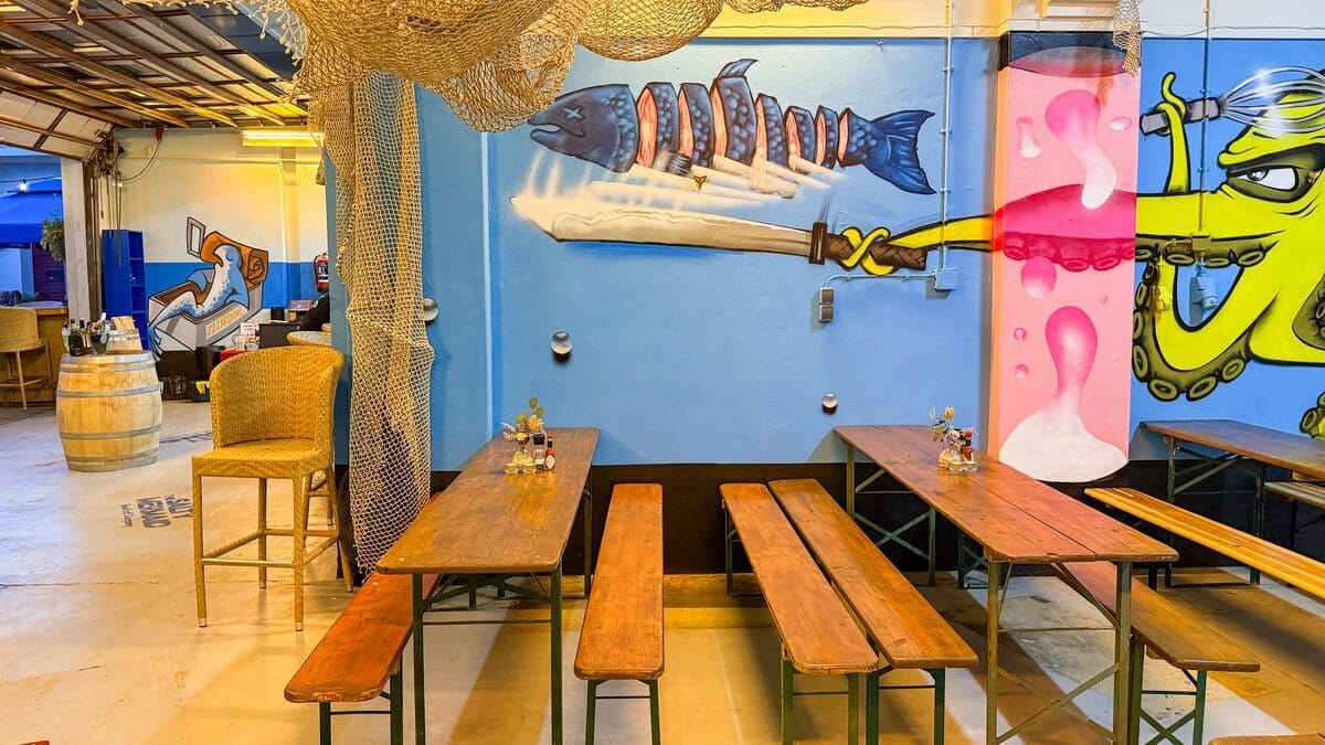 Houten tafels bij The Salty Mermaid