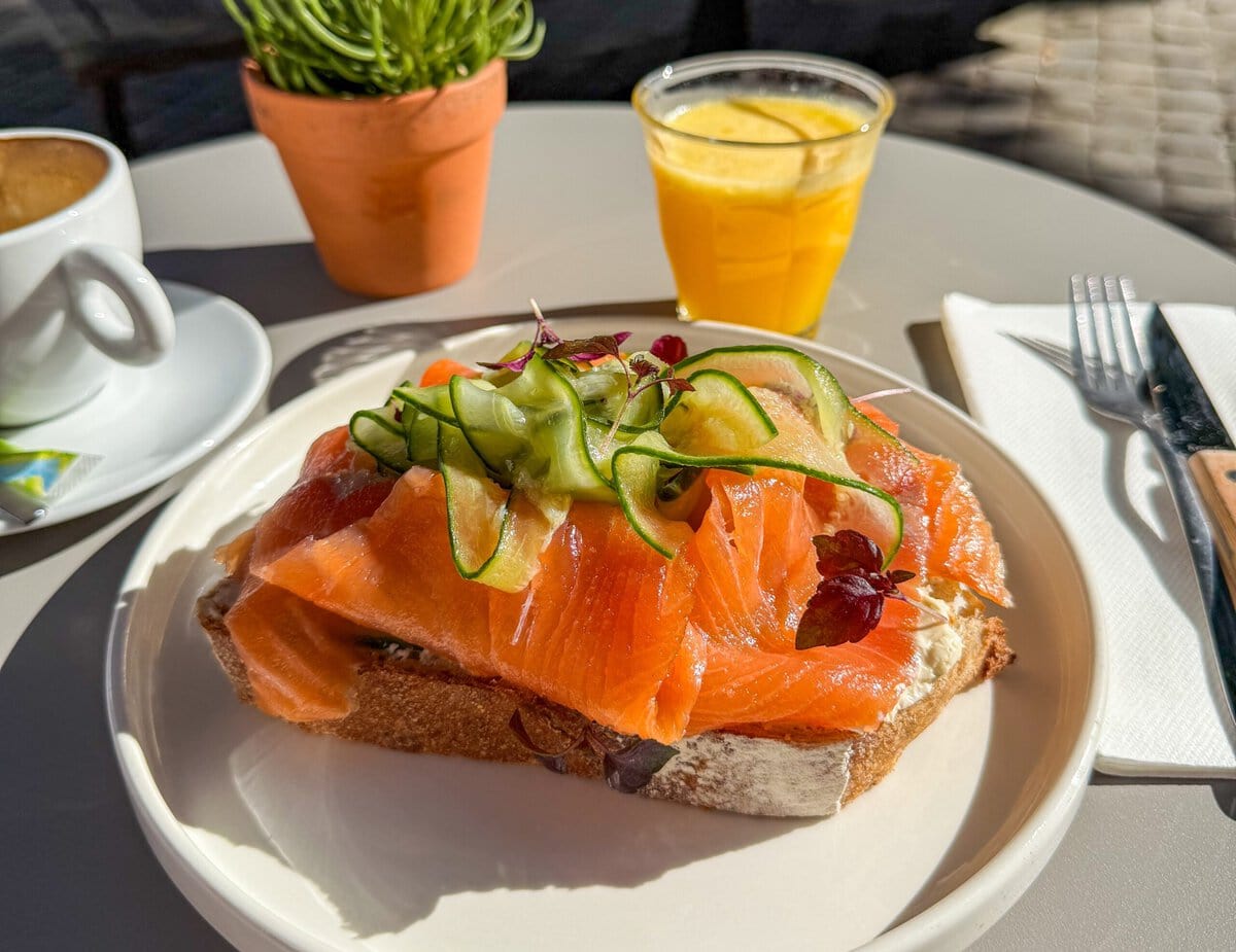 Zuurdesem met gerookte zalm bij BIKKE in Maastricht