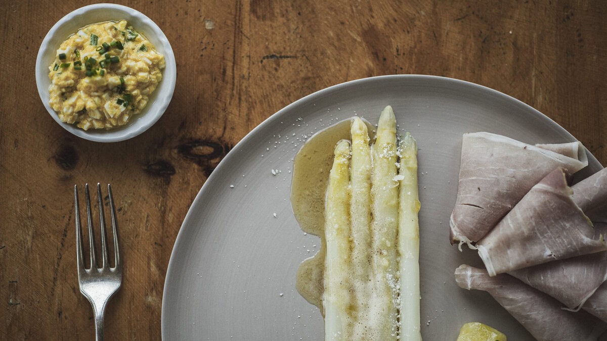 Bord met lokale asperges in Zuid-Tirol
