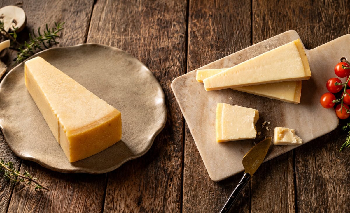 Grana Padano en Parmigiano op rustieke tafel