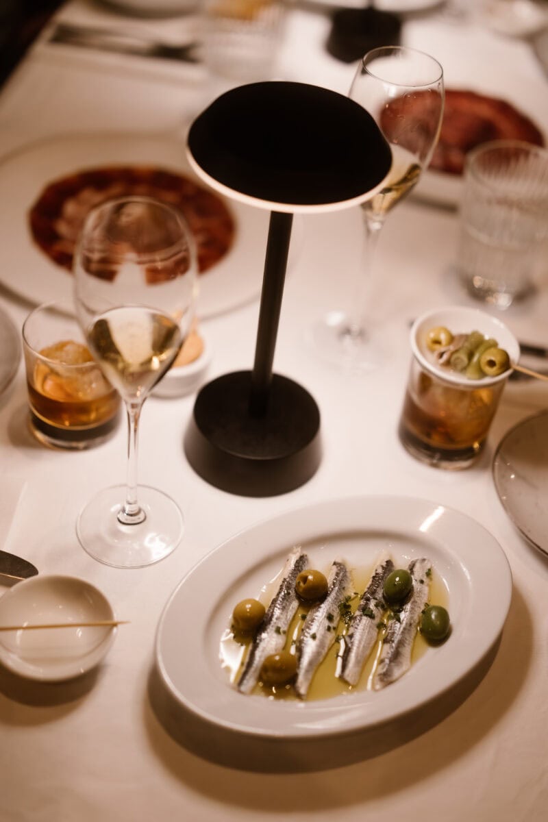 Tafel met Spaanse visgerechten