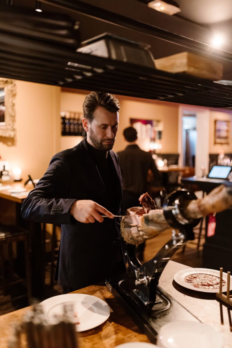 Spaanse ham snijden in een restaurant
