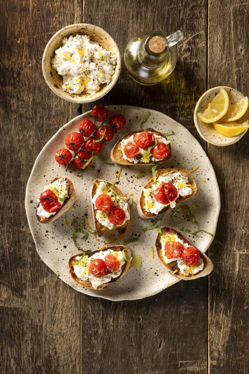Crostini met Ricotta, geroosterde cherrytomaatjes, basilicum en citroen