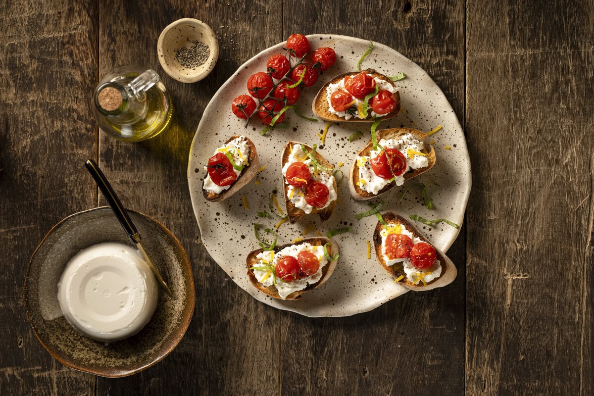 Crostini met Ricotta, geroosterde cherrytomaatjes, basilicum en citroen