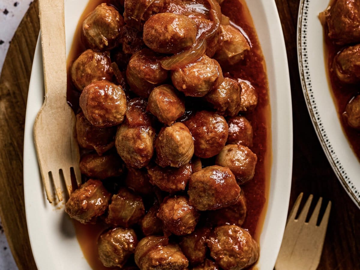 Currywurst op een schaal