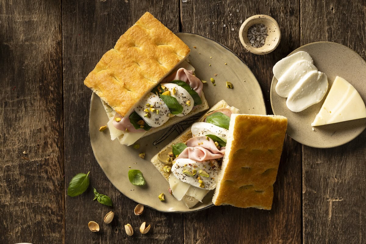 Focacciasandwich met Mozzarella vaccina, Provolone, mortadella, basilicum, zwarte peper en pistachenootjes