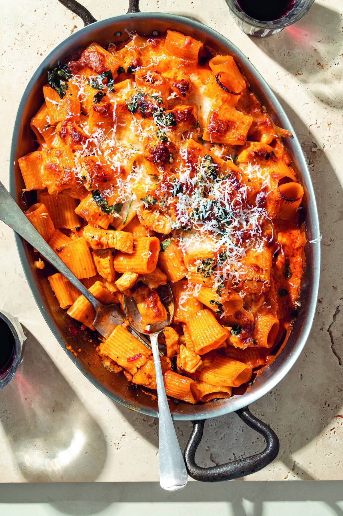 Gochujang-rigatoni al forno met Parmezaanse kaas erover