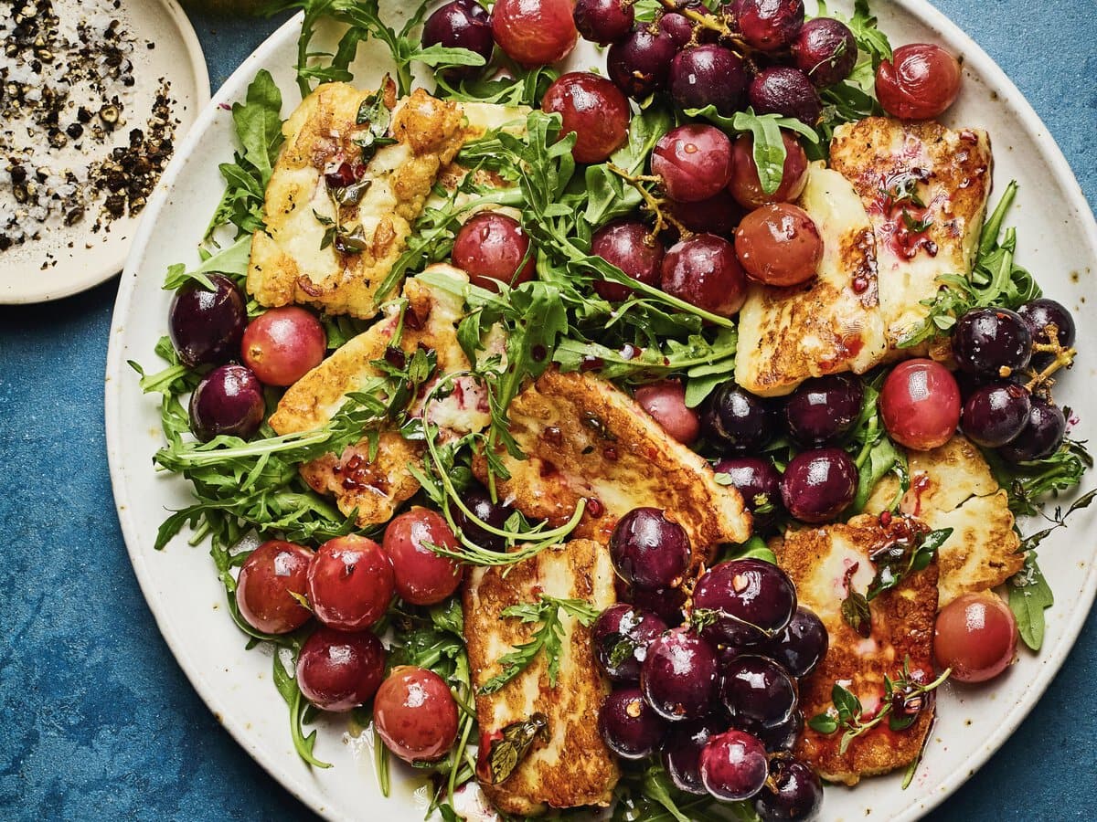 Halloumi met geroosterde honingdruiven, rucola en tijm