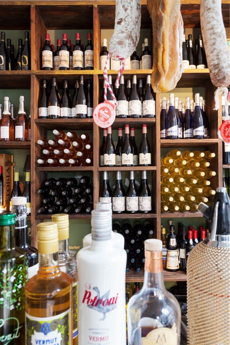 Wand met flessen Spaanse wijn bij een restaurant in Amsterdam
