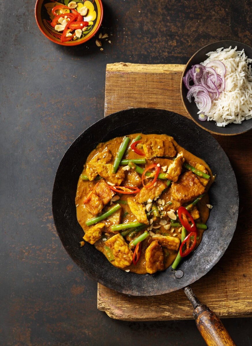 Indonesische tempeh-rendang met sperziebonen, rode peper en pinda's