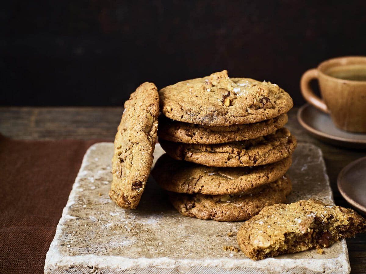 Stapel koekjes met bruine boter, walnoot en gekaramelliseerde witte chocolade
