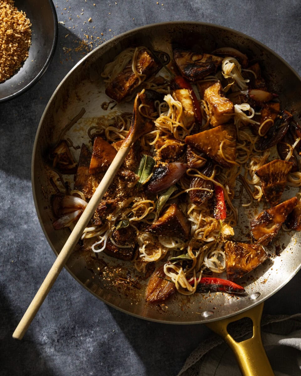 Noedels met in ketjap gesmoorde jackfruit, sjalotjes en rode peper