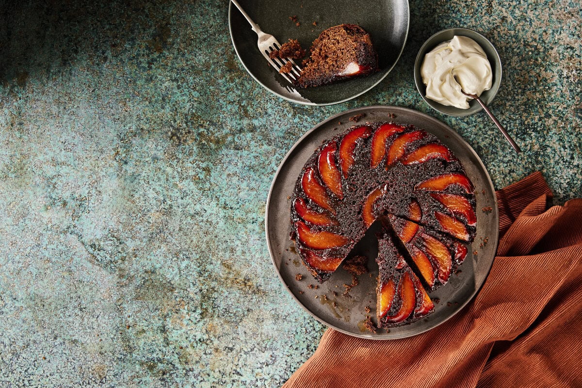 Omgekeerde perencake, bestrooid met poedersuiker