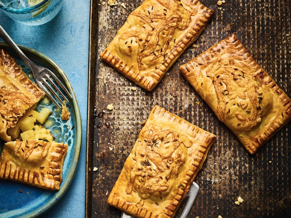 Pasteitjes op een bakplaat met bovenop krokant geworden kaas