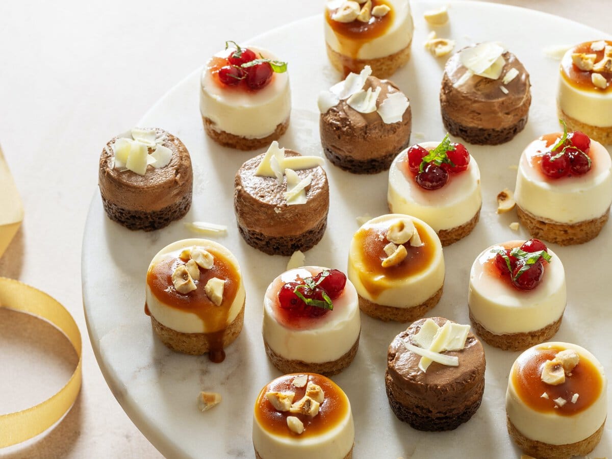15 petitfours op een plateau, in 3 verschillende smaken met verschillende toppings
