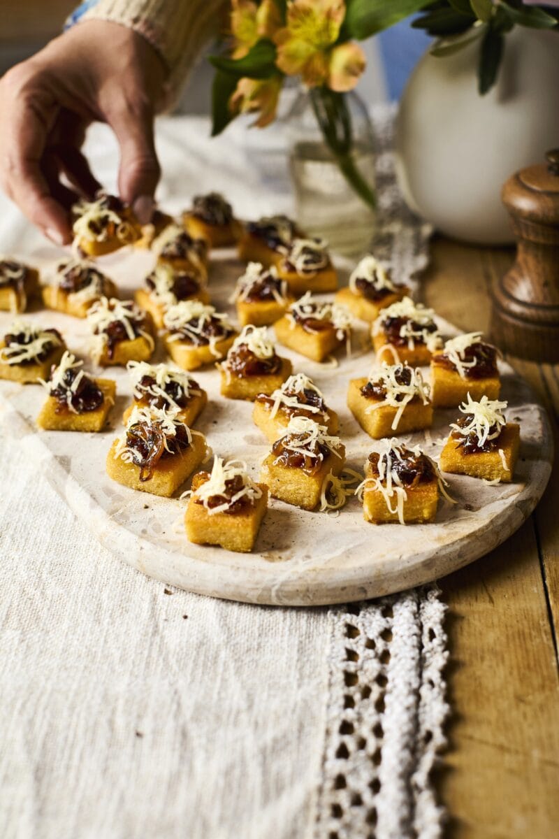 Polenta bites met gekaramelliseerde sjalot