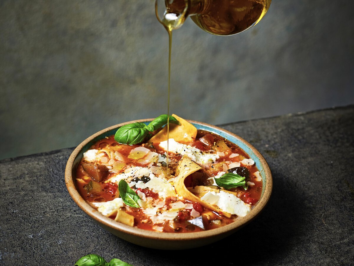 Ratatouille-lasagnesoep met Parmezaan en basilicum erop