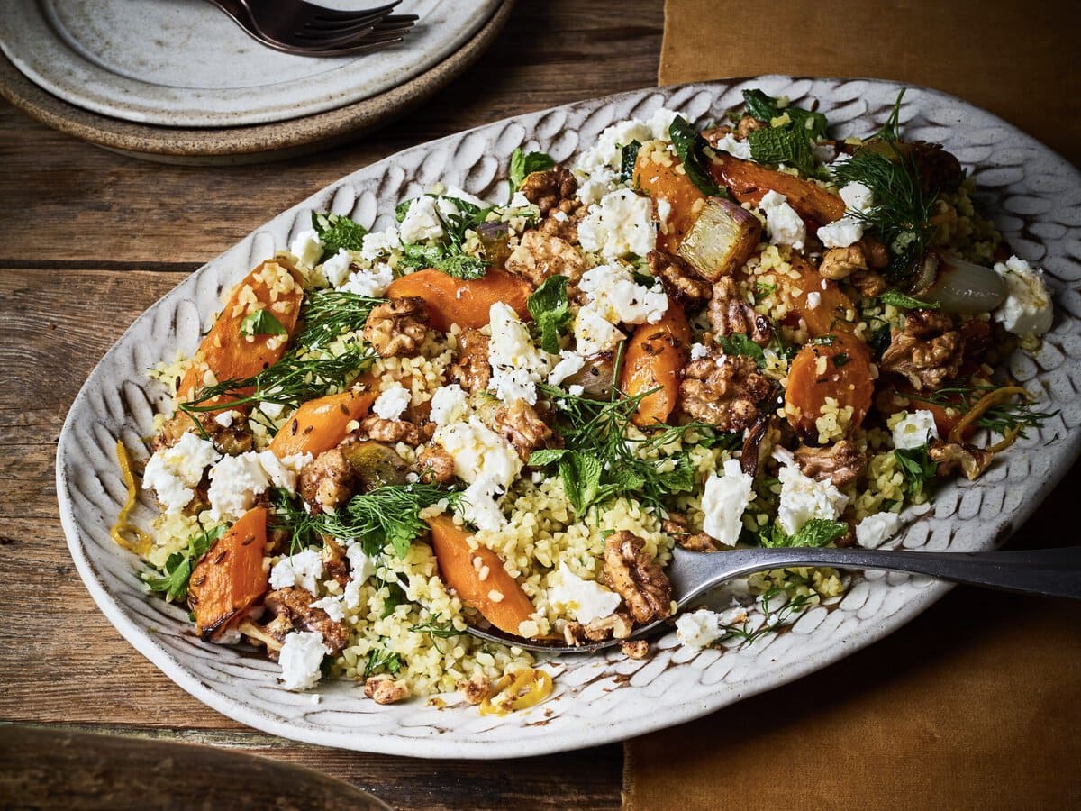 Salade met onder andere bulgur, geroosterde komijnwortels, feta en sticky walnoten