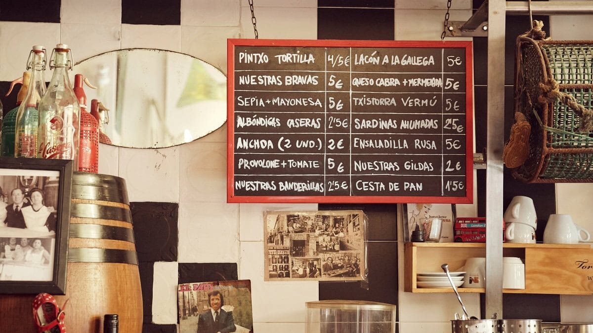 Krijtbord achter de bar met de menukaart van een Spaans restaurant