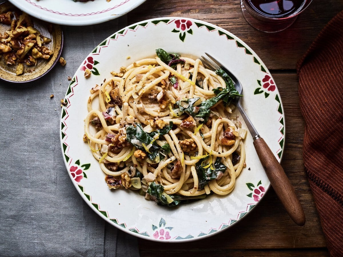 Spaghetti met walnoot, geitenkaas en snijbiet