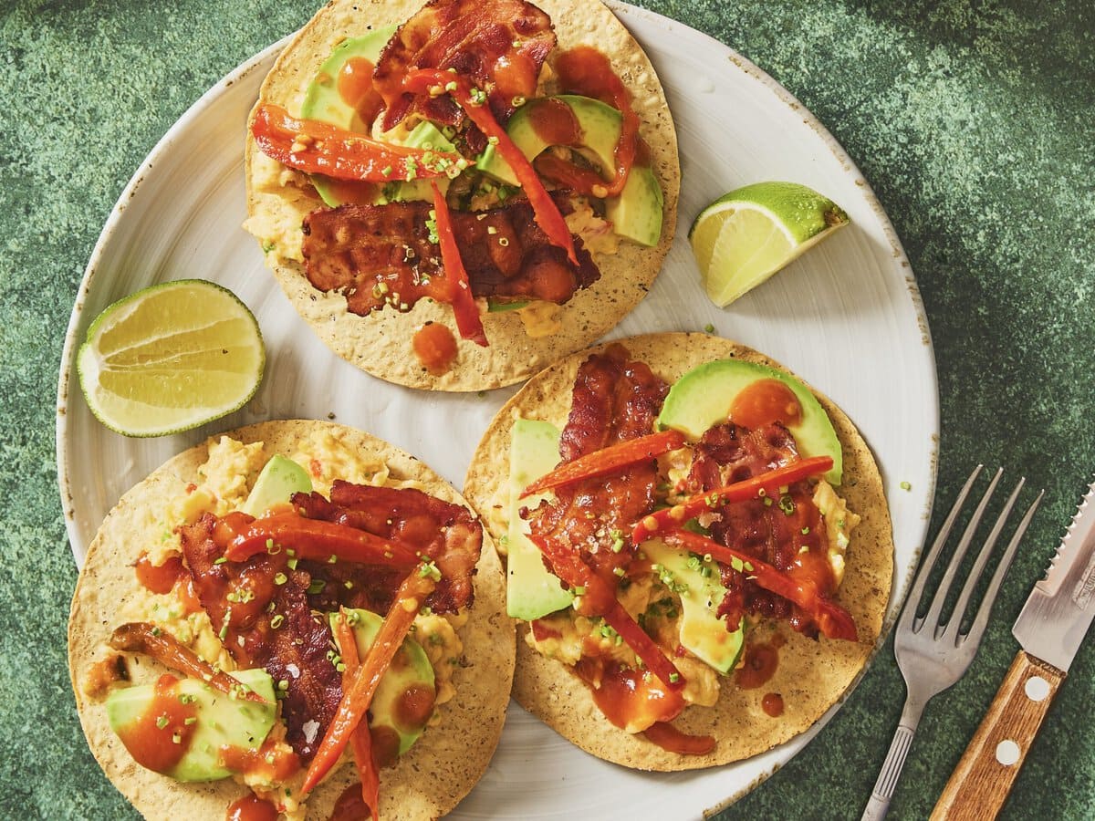 Drie spicy brunch-tostada's met roerei, jalapeño, avocado en spek