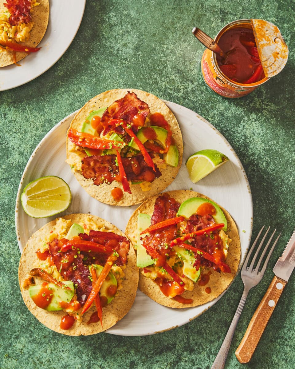 Drie spicy brunch-tostada's met roerei, jalapeño, avocado en spek