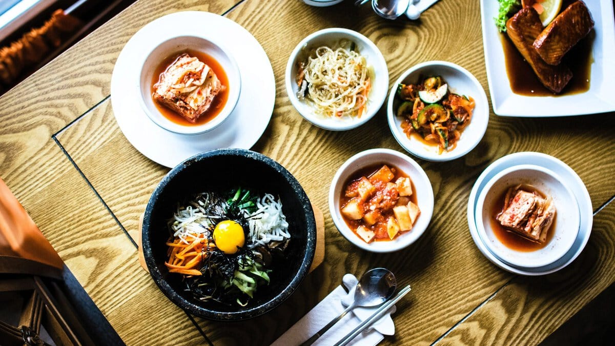 Bibimbap met bijgerechten