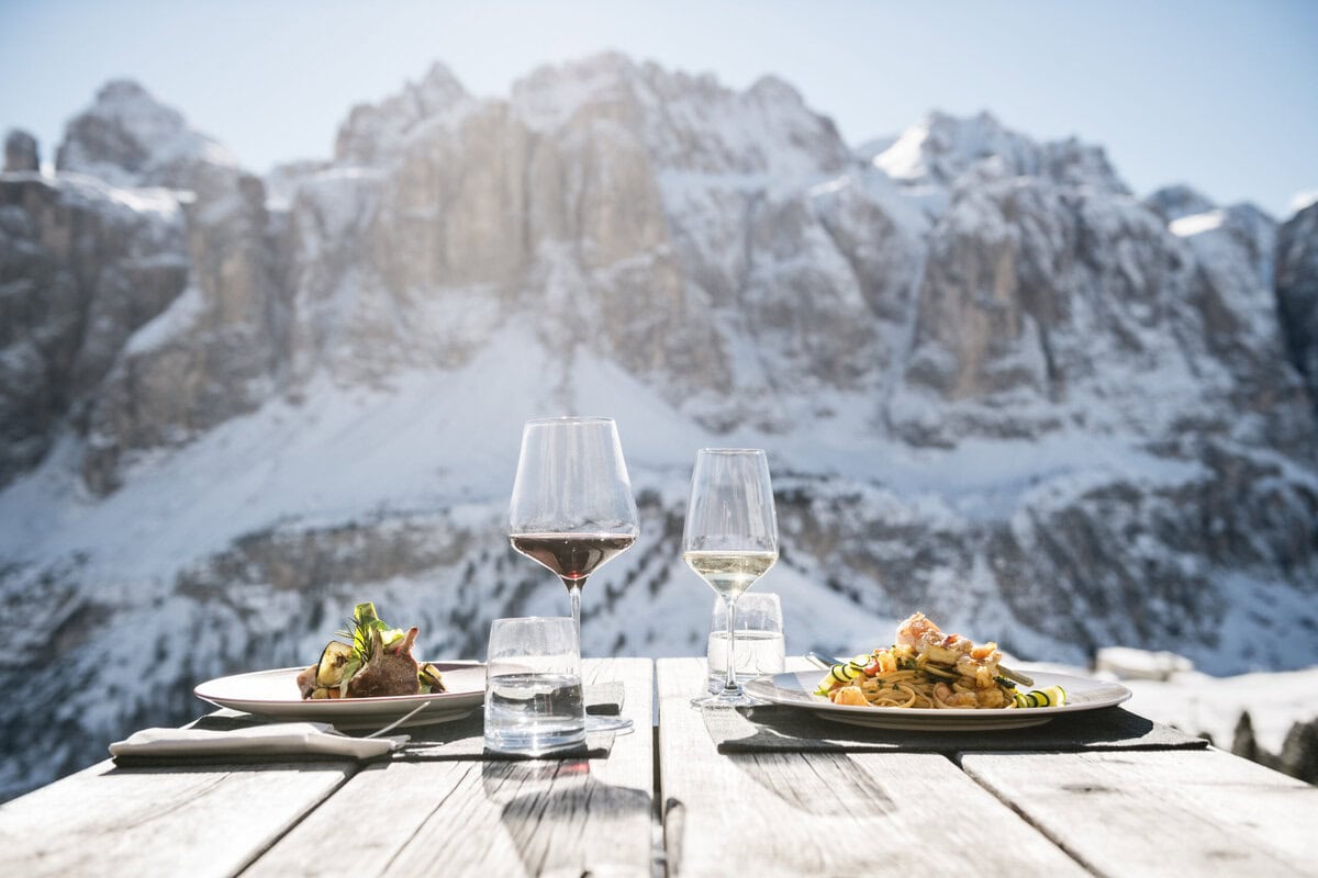 Borden met eten bij een restaurant in de bergen van Zuid-Tirol