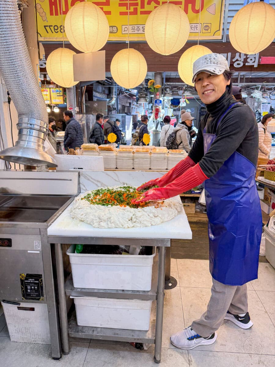 Man maakt eomuk op een markt in Seoul