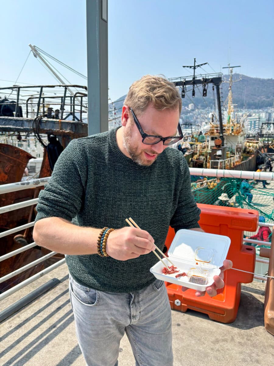Bas eet op de vismarkt van Busan