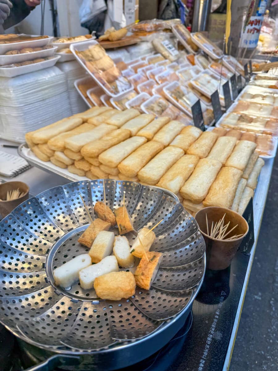 Verse eomuk op een markt in Seoul