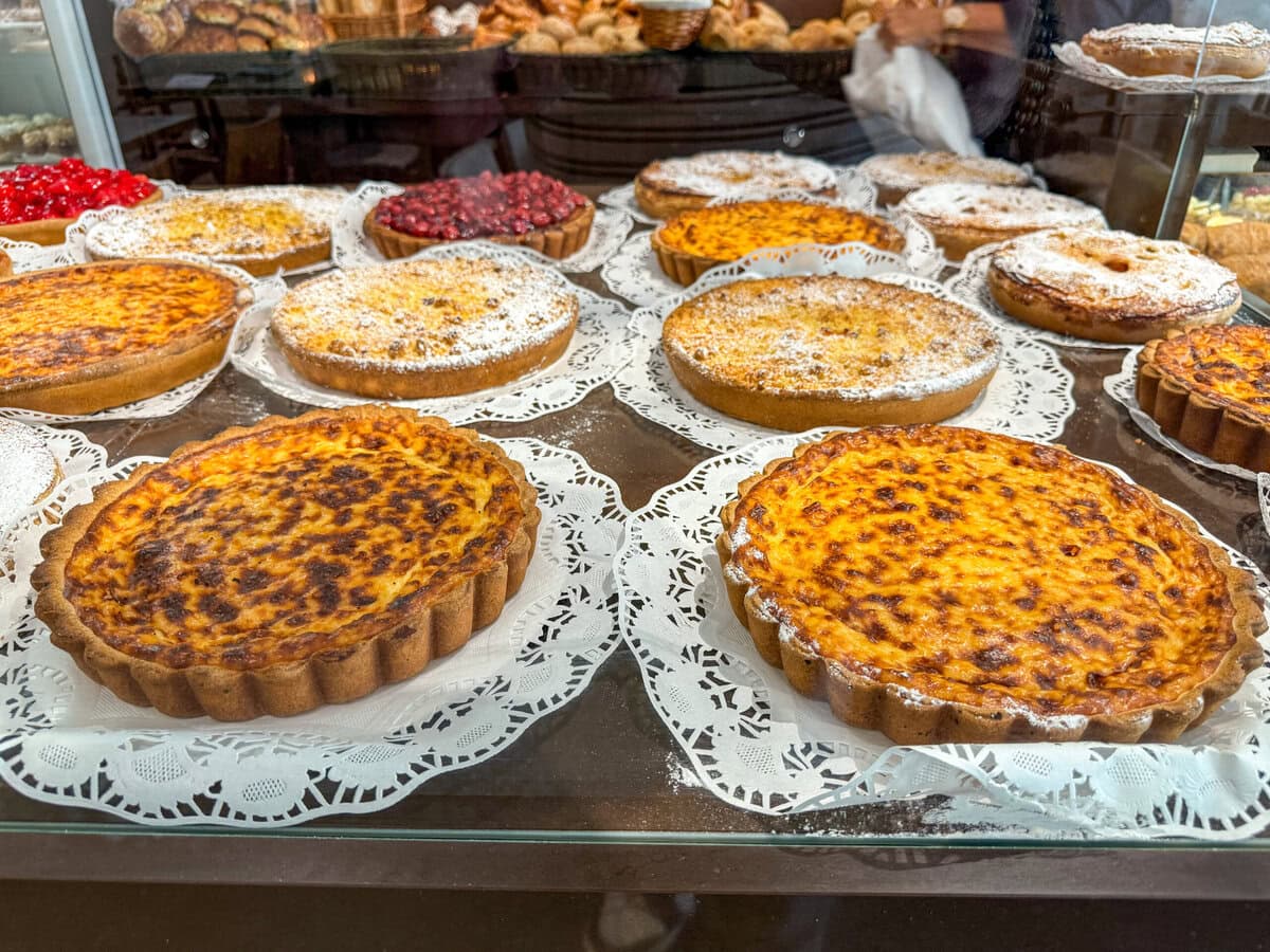 Limburgse vlaaien bij een bakkerij in Maastricht