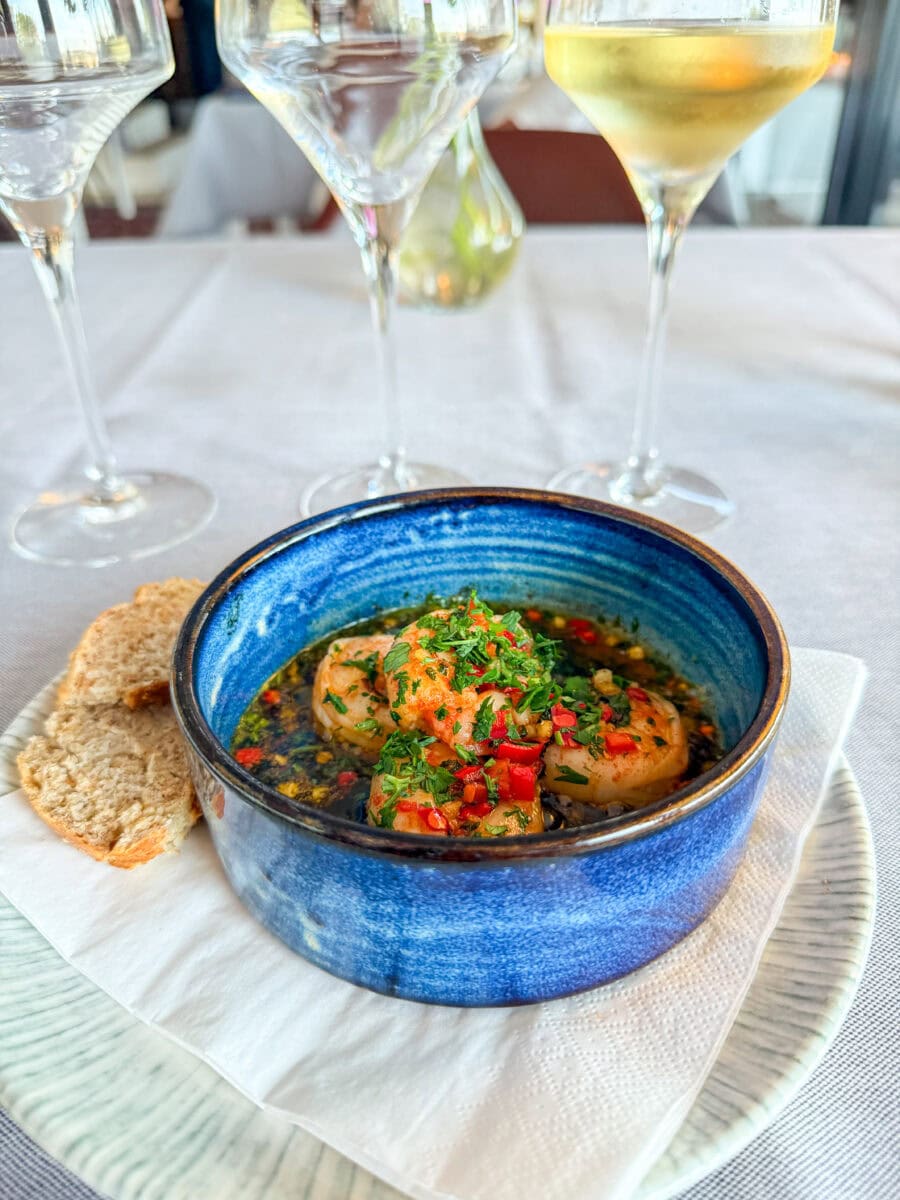 Garnalen in olie bij een restaurant in Skåne