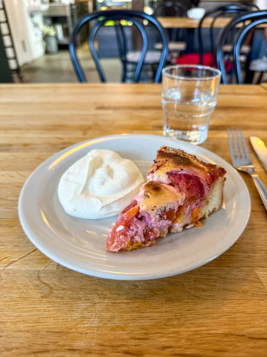 Pruimentaart tijdens een fika in Zweden