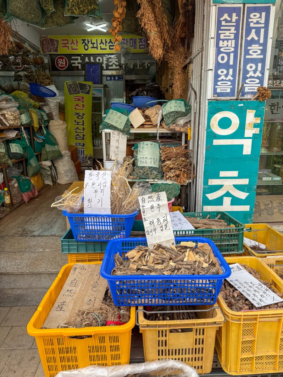 Kruiden en specerijen op een markt in Zuid-Korea