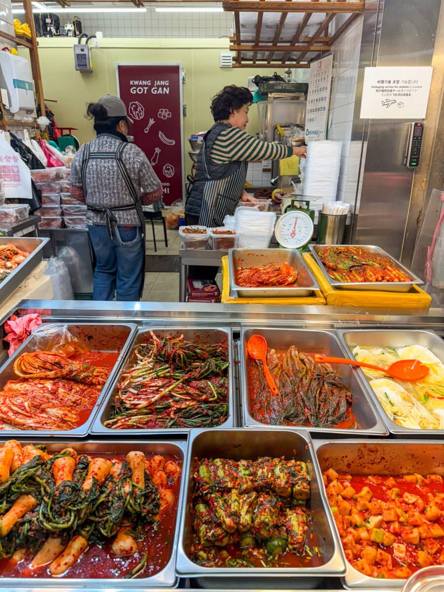 Verschillende soorten kimchi op een markt in Zuid-Korea