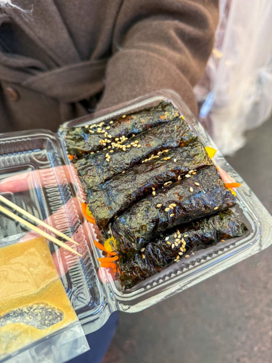 Kimbap op een markt in Seoul