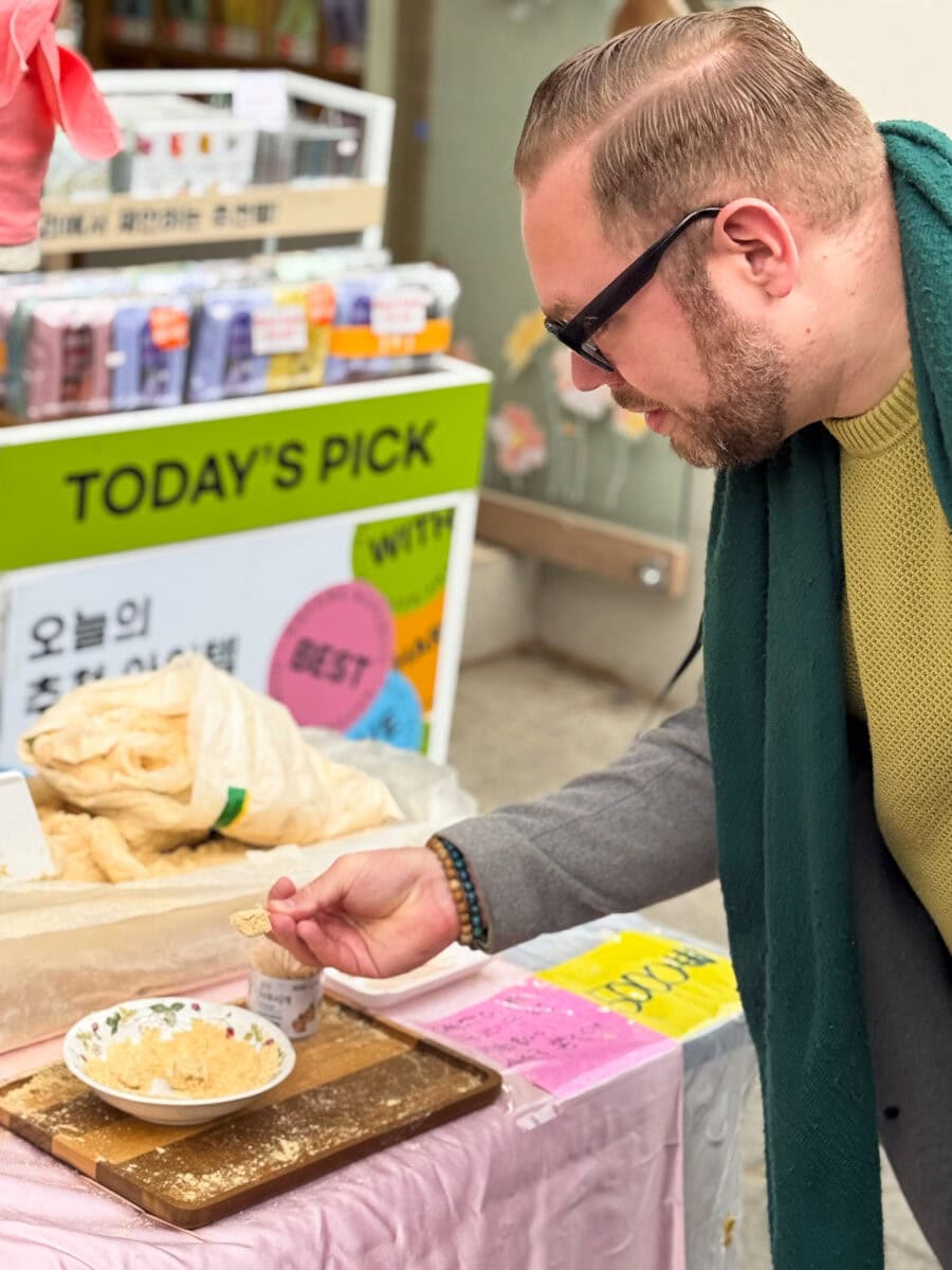 Bas proeft eten in Zuid-Korea