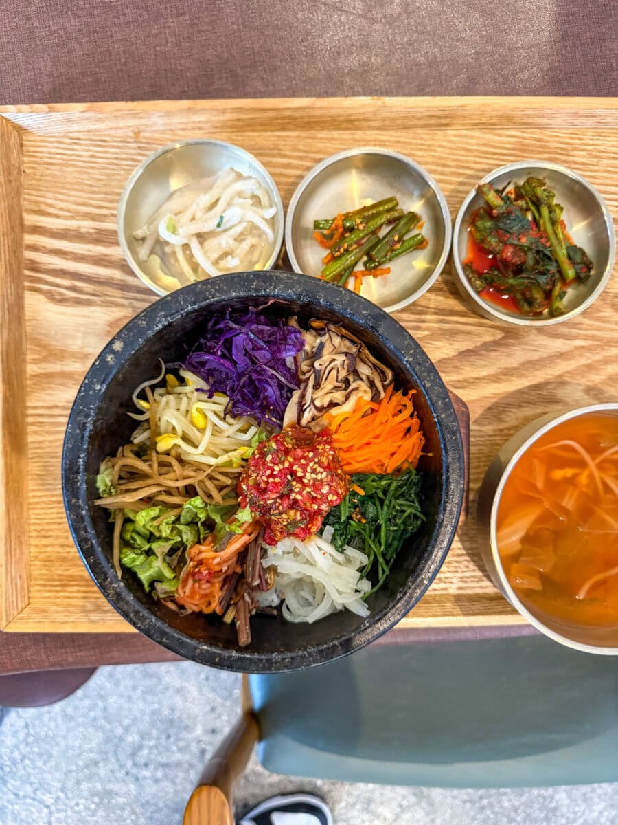 Bibimbap bij een restaurant in Seoul, Zuid-Korea