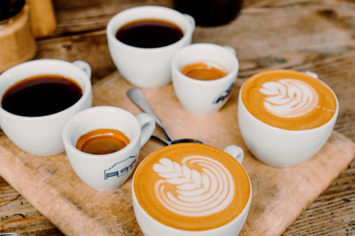 Verschillende soorten koffie bij een bar in Australië