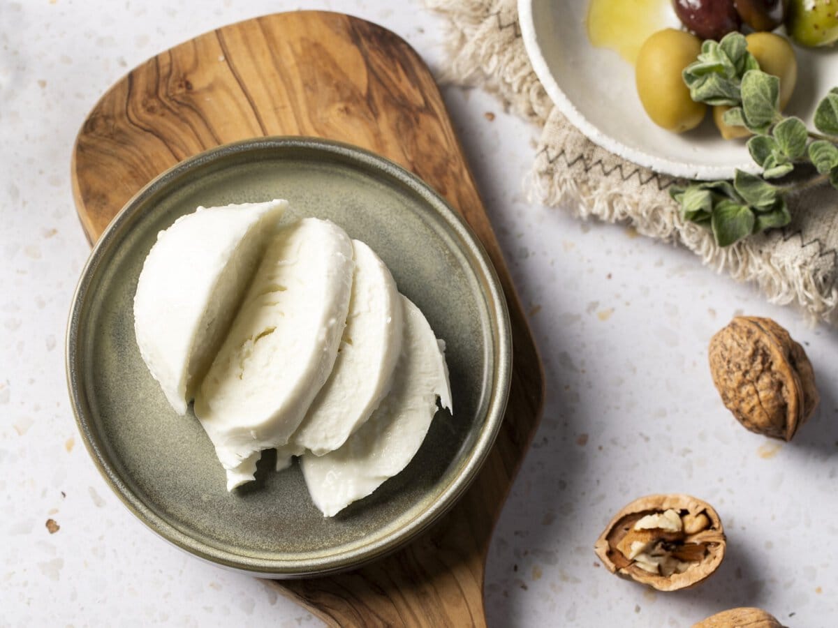 gesneden mozzarella op plank
