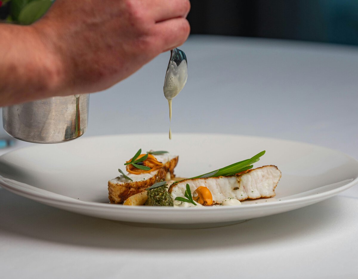 Bord met vis in een restaurant