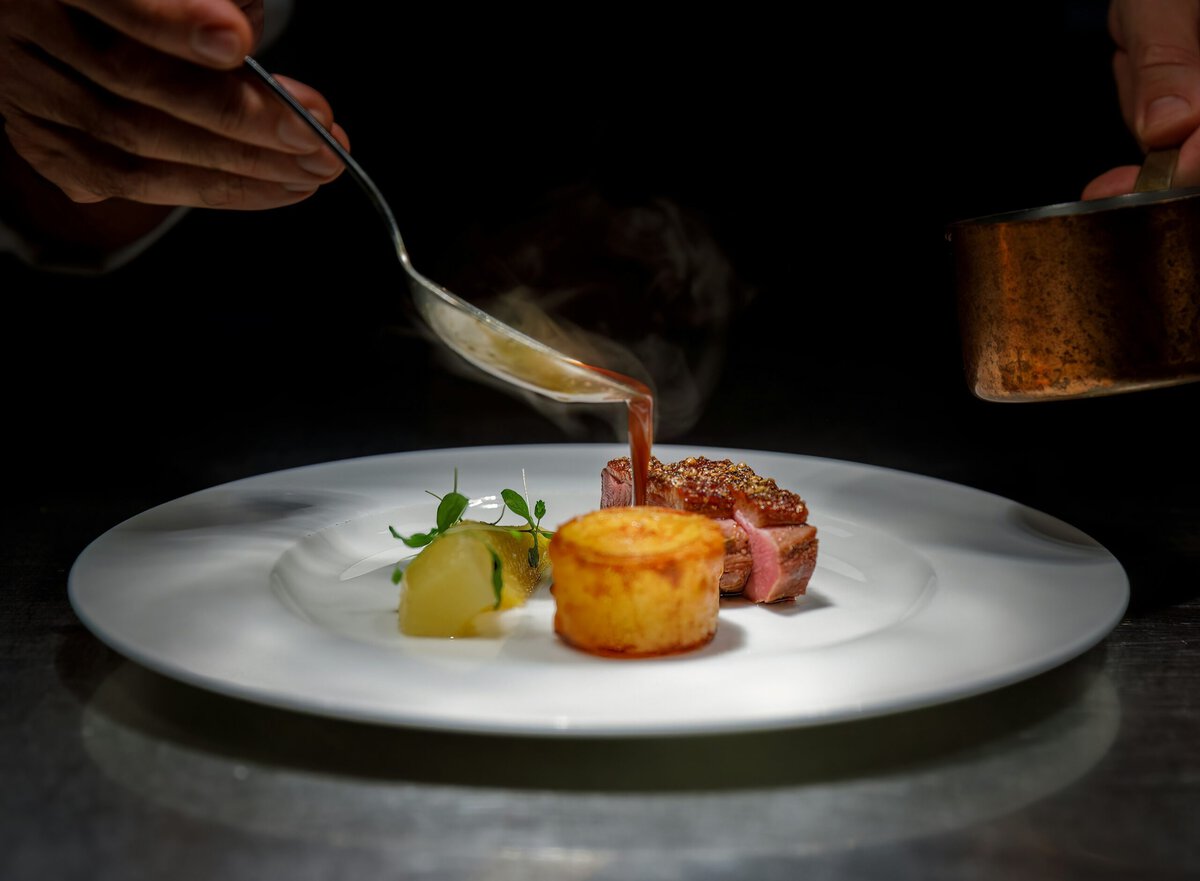 Eten op een bord bij een restaurant